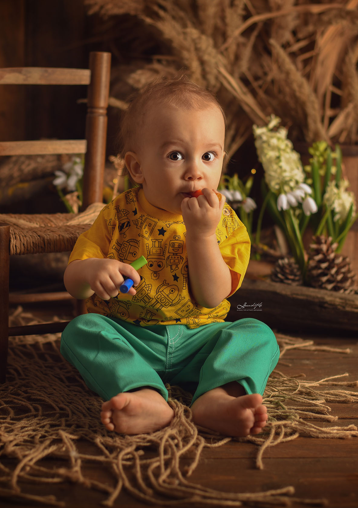 Bebe se joaca cu pensule la ședința foto în inima pădurii