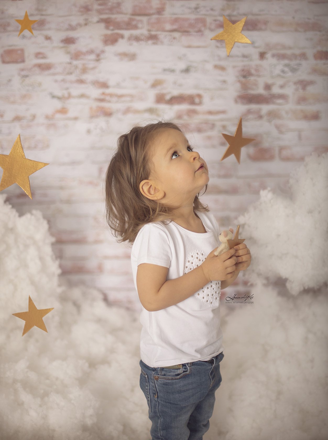 Fetița privește stelele la ședința foto cu capul în nori