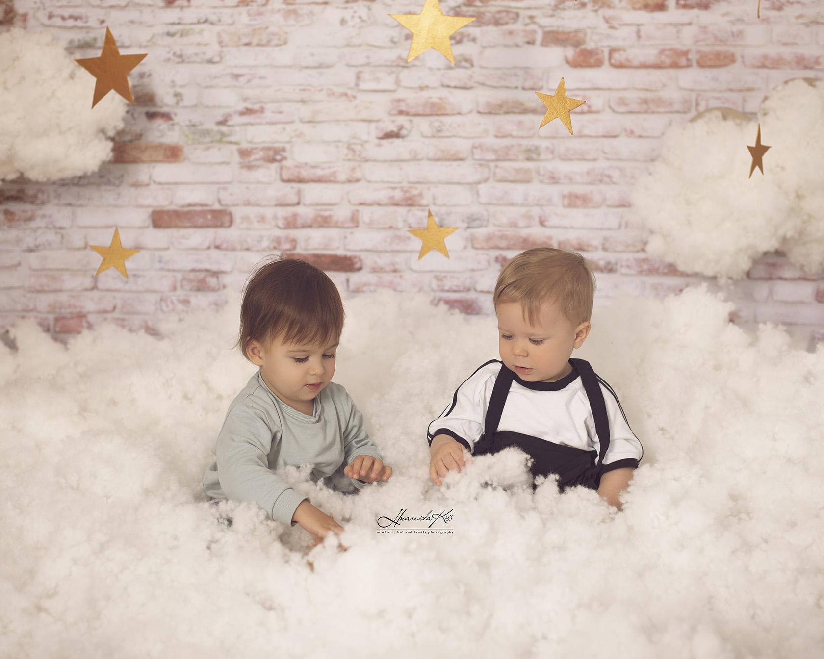 Bebe prieteni se joacă printre nori la ședința foto cu capul în nori