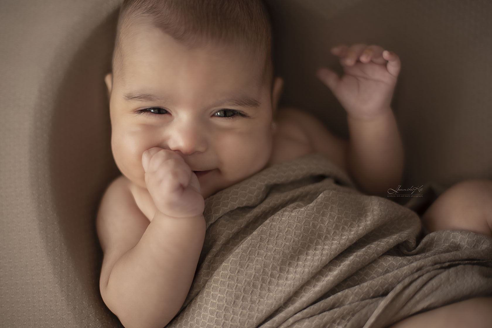 Bebe rade frumos in inimioara la sedinta foto de nou nascut