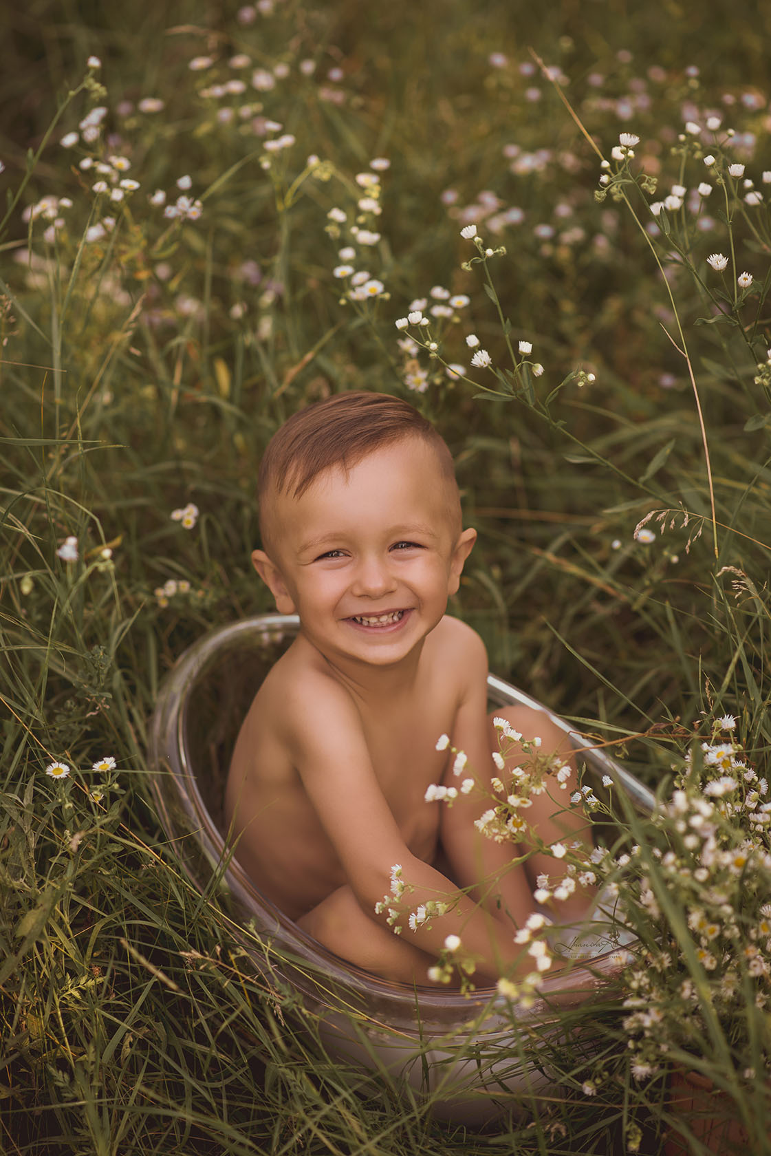 Bebe se distreaza in cada cu apa in lanul cu flori la ședința foto cu tort
