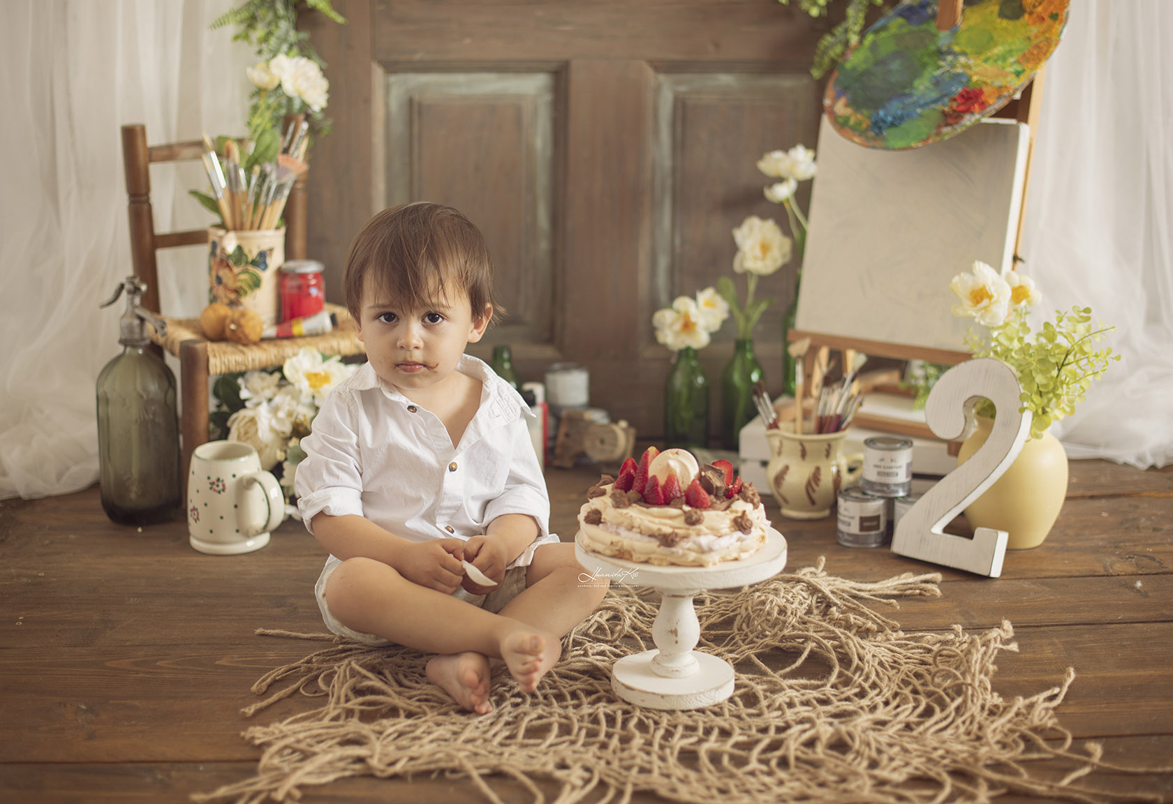 Bebe și tortul lui la doi ani la ședința foto cu tort