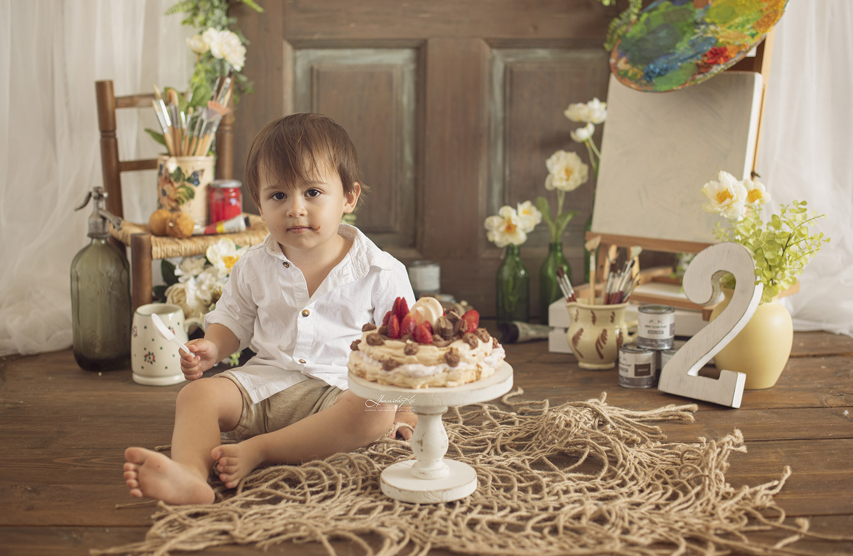 Bebe taie tortul la ședința foto cu tort