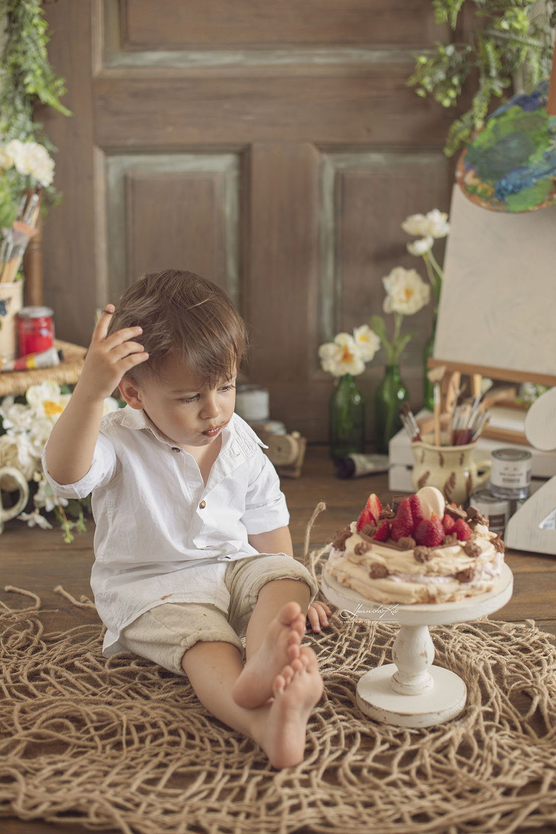 Bebe vrea sa manance tort la ședința foto cu tort